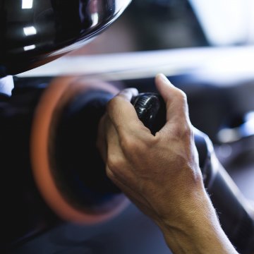 Using a dual action polisher on a black car